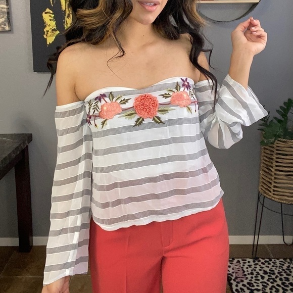 Guess off the shoulder striped floral flowy top size S - Picture 8 of 8